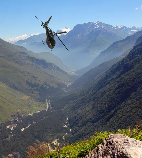 L'hélicoptère vole dans les montagnes — Photo