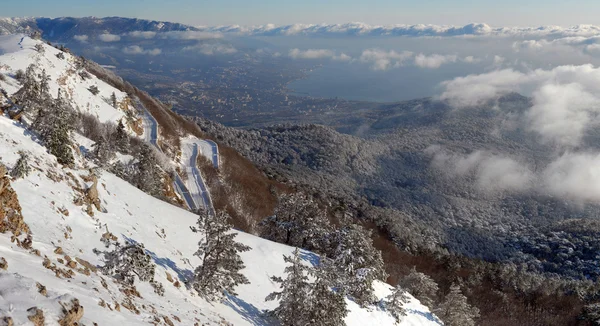 Panorama van Jalta met bergweg — Stockfoto