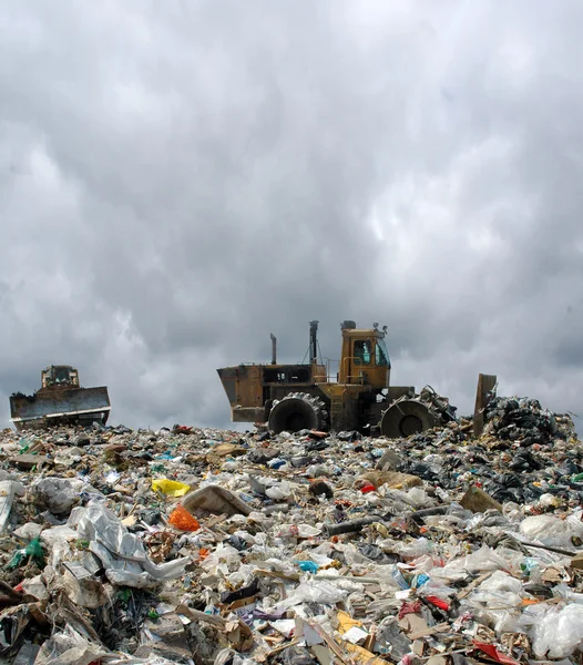 Die Planierraupe auf einer Müllhalde — Stockfoto