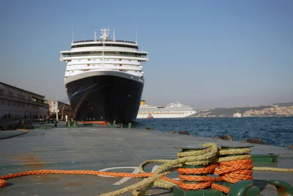 El gran transatlántico en el puerto en un amarre — Foto de Stock