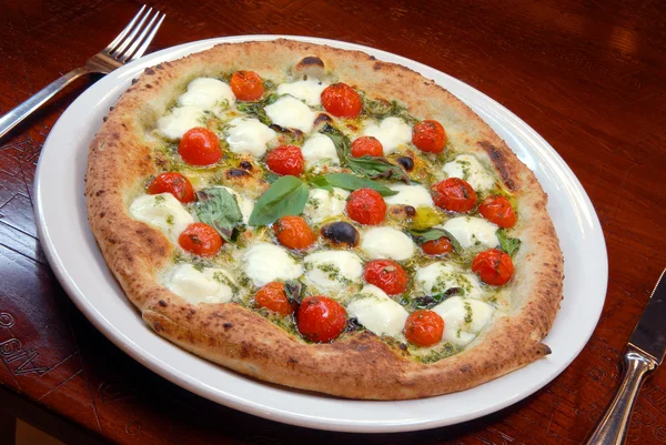 토마토와 치즈를 곁들인 피자 — 스톡 사진