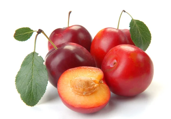 Plum and a half and leaves — Stock Photo, Image