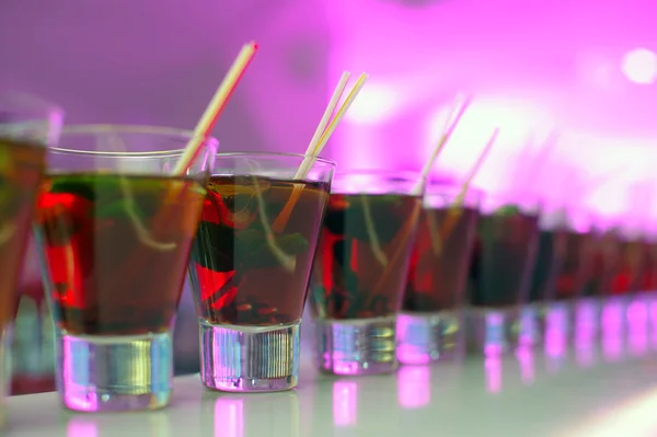 Eine Reihe roter Cocktails — Stockfoto