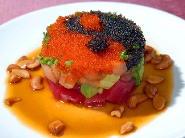 Салат из тунца с икрой — стоковое фото