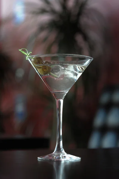 Due olive in un bicchiere da martini — Foto Stock