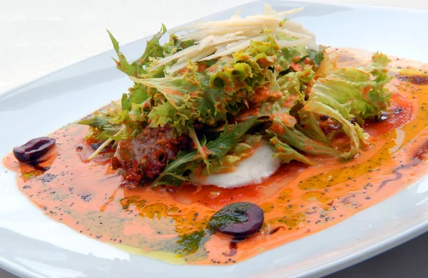 モッツアレラ チーズと野菜のサラダ — ストック写真