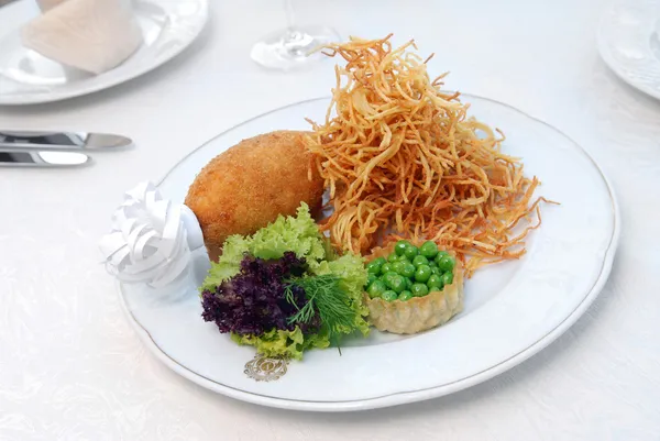 Kotelet op-kievski met een gebakken aardappel — Stockfoto
