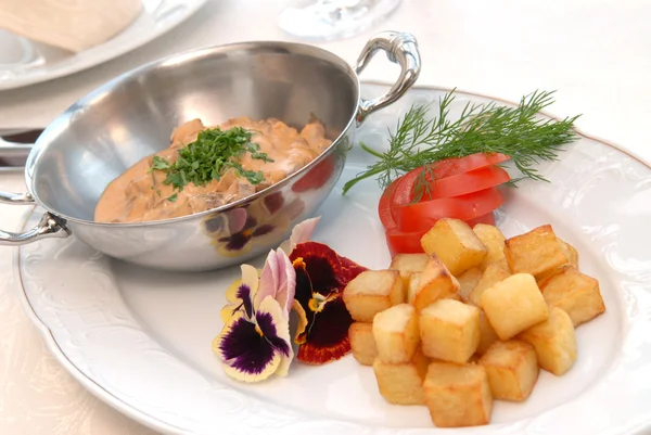 Гриби в соусі зі смаженою картоплею — стокове фото
