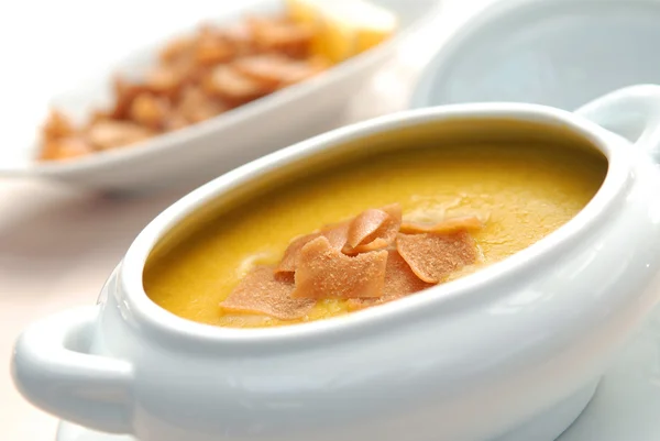 クラッカーとレンズ豆のスープ — ストック写真
