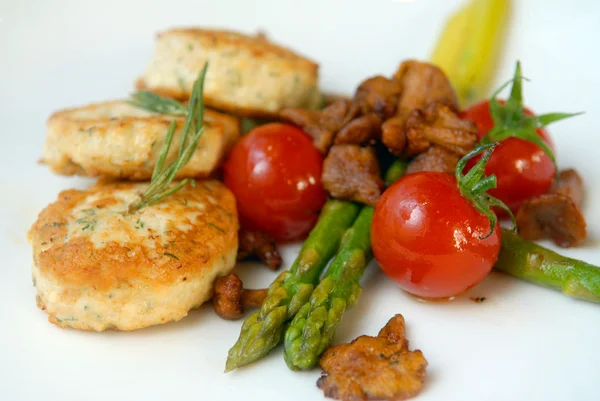 Chicken cutlets with asparagus — Stock Photo, Image