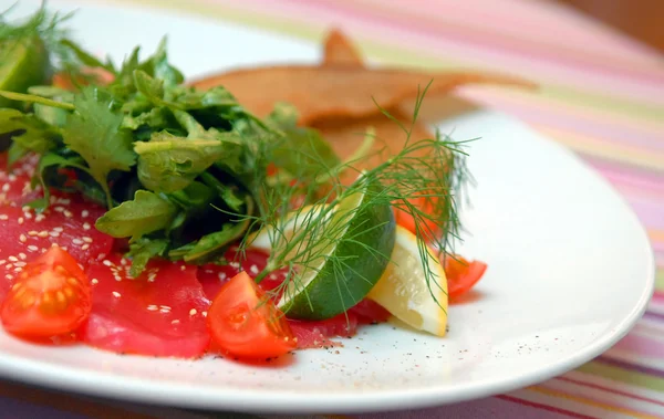 Crude tuna with leaves of salad — Stock Photo, Image