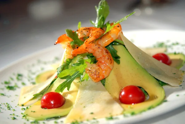 Gelen deniz ürünleri ile Avokado salatası — Stok fotoğraf