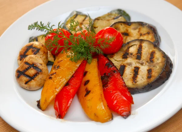 Stekt grönsaker på en grill — Stockfoto