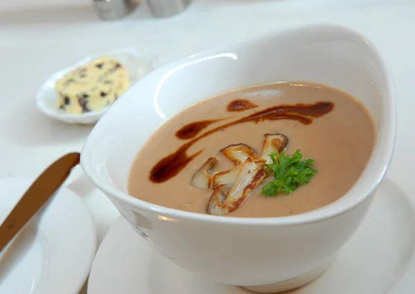 Zupa z kasztanów w filiżance biały — Zdjęcie stockowe