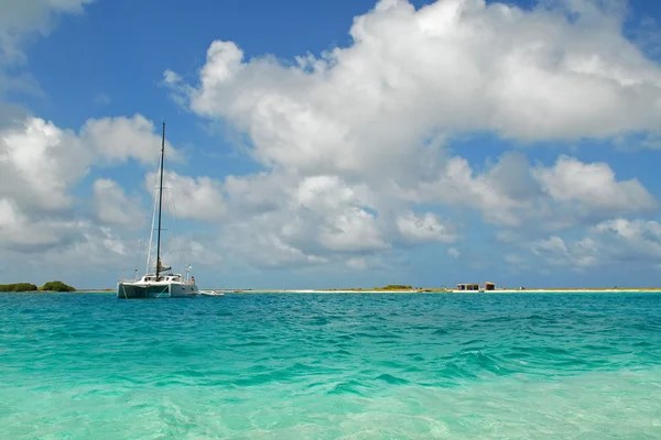 Jachta u pustém ostrově — Stock fotografie