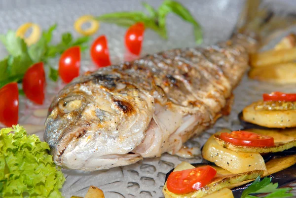 Fried fish dorado with vegetables — Stock Photo, Image