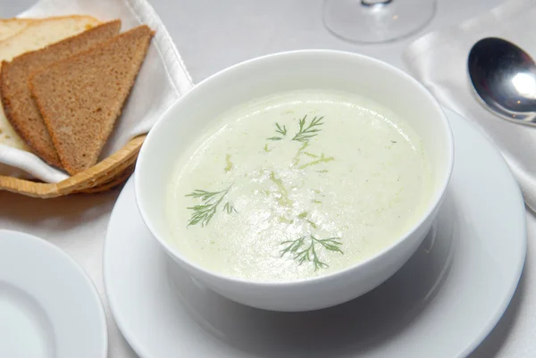 Kremsi bir kuşkonmaz çorbası — Stok fotoğraf