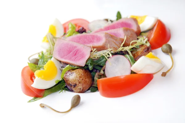 Салат из тунца с овощами — стоковое фото