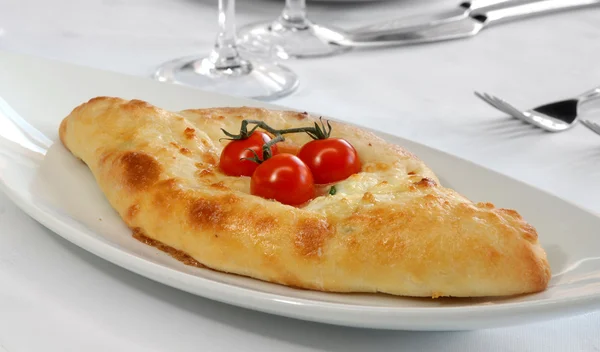 Gürcüce, khachapuri tarihinde peynirli börek — Stok fotoğraf