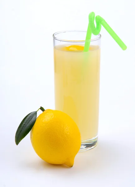 Лимонный сок в стакане и лимо — стоковое фото