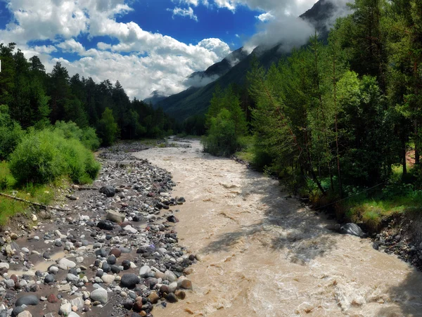 El río de montaña Baksan después de las lluvias — Foto de Stock