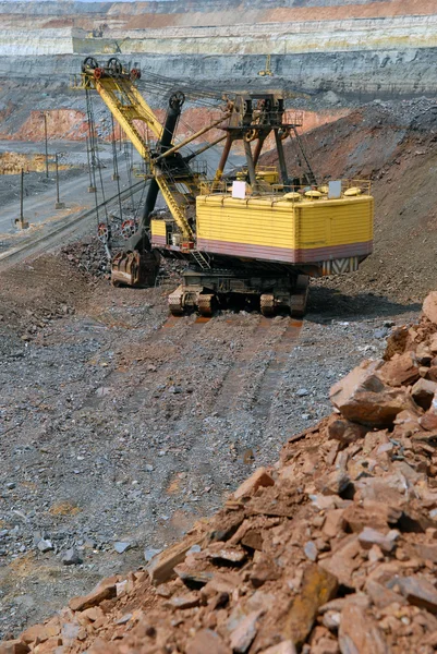 鉱山で大型浚渫 — ストック写真