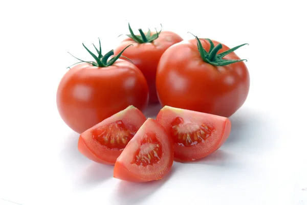 Tomates vermelhos e fatias — Fotografia de Stock