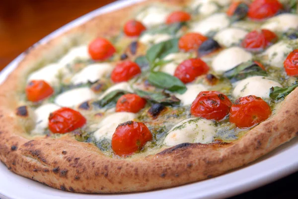 Pizza med tomater och ost — Stockfoto