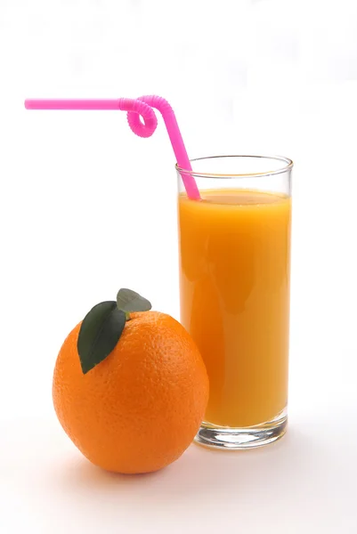 Sumo de laranja em um copo e uma laranja — Fotografia de Stock