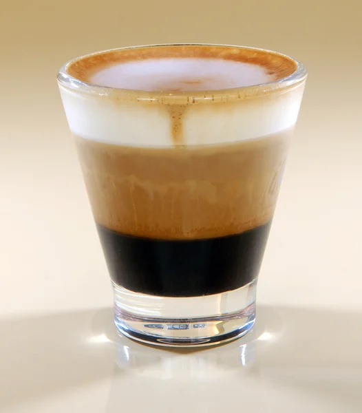 Becher geschichteter Caffe Latte — Stockfoto