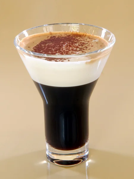 Кружка слоистого кофе-латте — стоковое фото