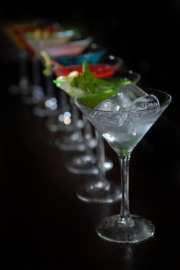 martini bardaklarda kokteyller