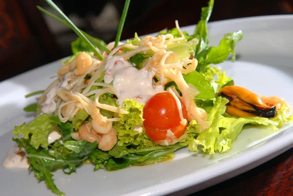 Салат з овочів і морепродуктів — стокове фото