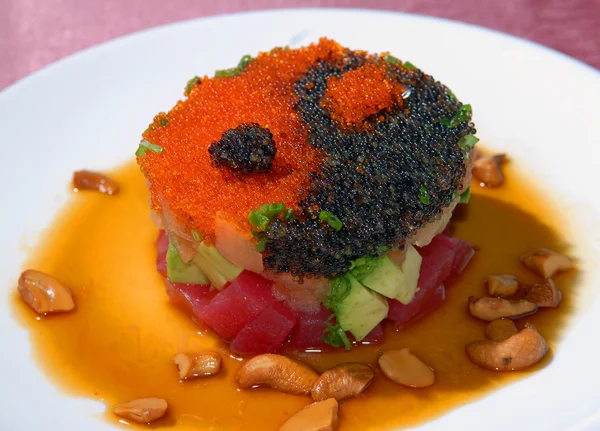 Salade van tonijn met kaviaar — Stockfoto