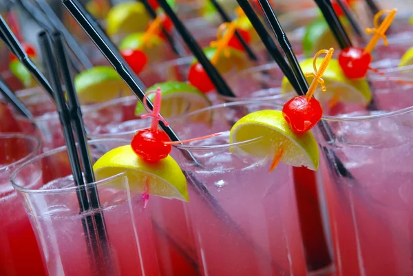 Cocktail con lime e ciliegia — Foto Stock