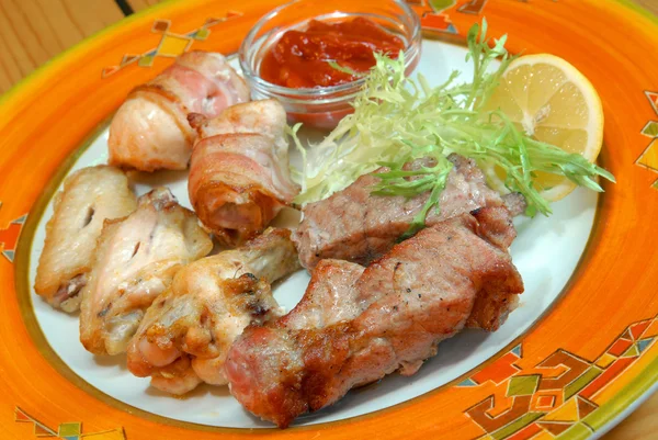 Wszelkiego rodzaju mięsa smażone na grill — Zdjęcie stockowe