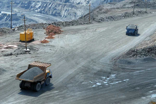 The big trucks transport iron ore — Stock Photo, Image