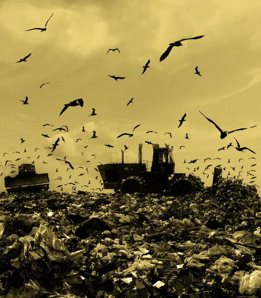 De bulldozer op een vuilnisbelt — Stockfoto