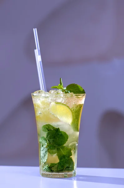 Mohito de cocktail com hortelã e limão — Fotografia de Stock