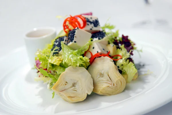 Salada com um cru e alcachofras — Fotografia de Stock