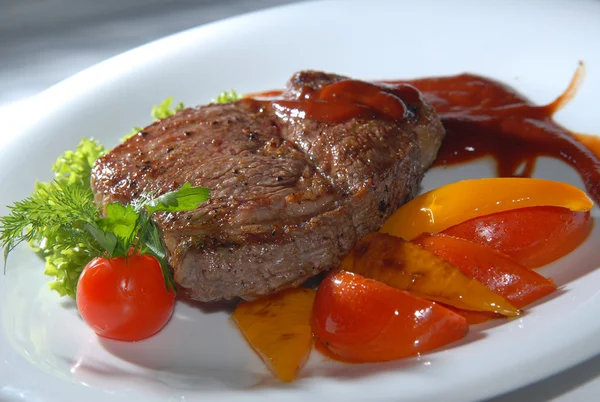 Steak z hovězího masa se zeleninou — Stock fotografie