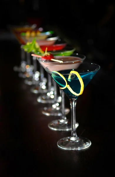 Cocktails in Martinigläsern — Stockfoto