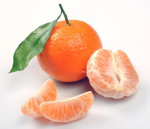 Klementiner med segment — Stockfoto