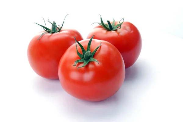 Tři červená rajčata — Stock fotografie