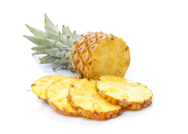 Ananas und ihre Scheiben — Stockfoto