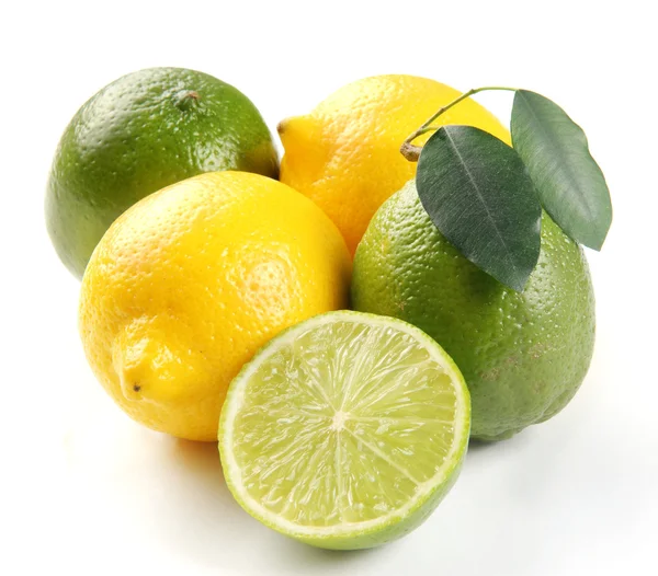 Limão e limão com folhas — Fotografia de Stock