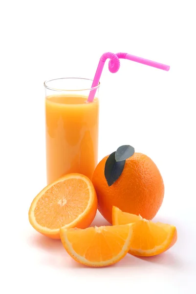 Помаранчевий сік у склянці і апельсин — стокове фото