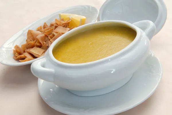 Чечевичный суп с крекерами — стоковое фото