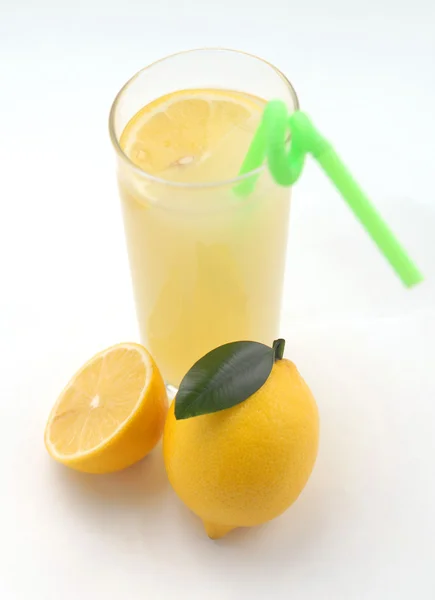 Sumo de limão em um copo e um lemo — Fotografia de Stock