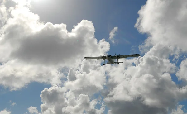 Aterizarea avionului cu șurub — Fotografie, imagine de stoc